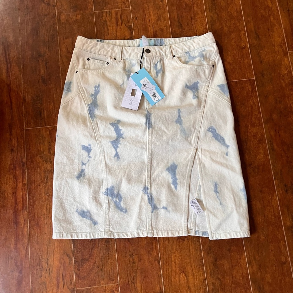 Women's Cream Denim Skirt with Light Blue Wash Accents